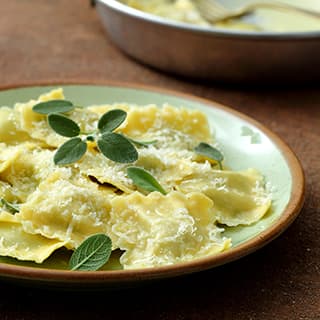 Reh-Ravioli an Weisswein-Salbei Sauce